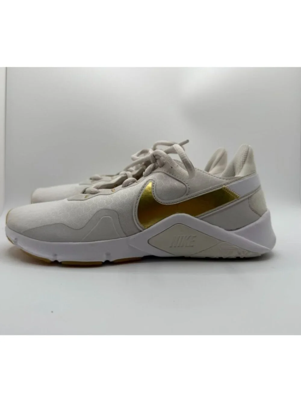 Nike Legend Essential 2 Trainers Women Size 7.5 Platinum Tint/Metallic Gold Star